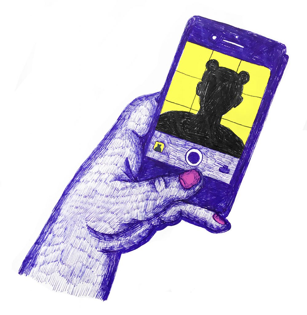 En hand med rosa naglar håller i en mobil. På skärmen syns en profil av en person som har håret uppsatt i två bollar på varsin sida.